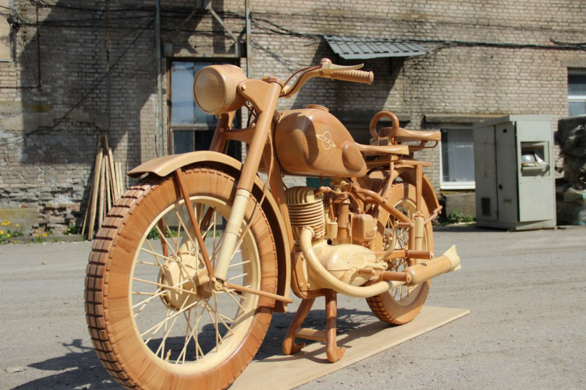 Carpinteiro russo criou uma rplica perfeita de moto sovitica de madeira 14