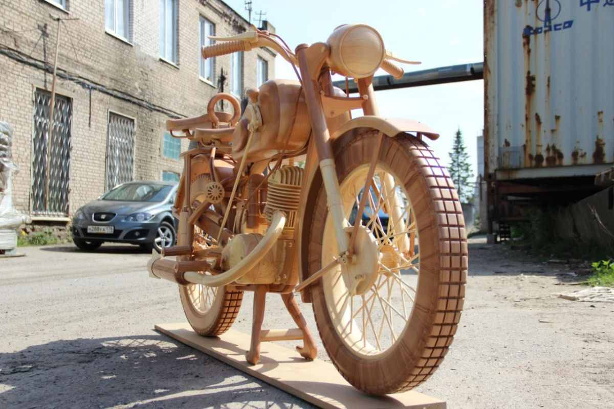 Carpinteiro russo criou uma rplica perfeita de moto sovitica de madeira 15