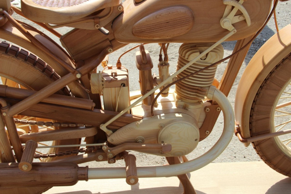 Carpinteiro russo criou uma rplica perfeita de moto sovitica de madeira 16