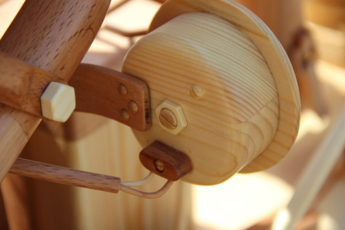 Carpinteiro russo criou uma rplica perfeita de moto sovitica de madeira 18