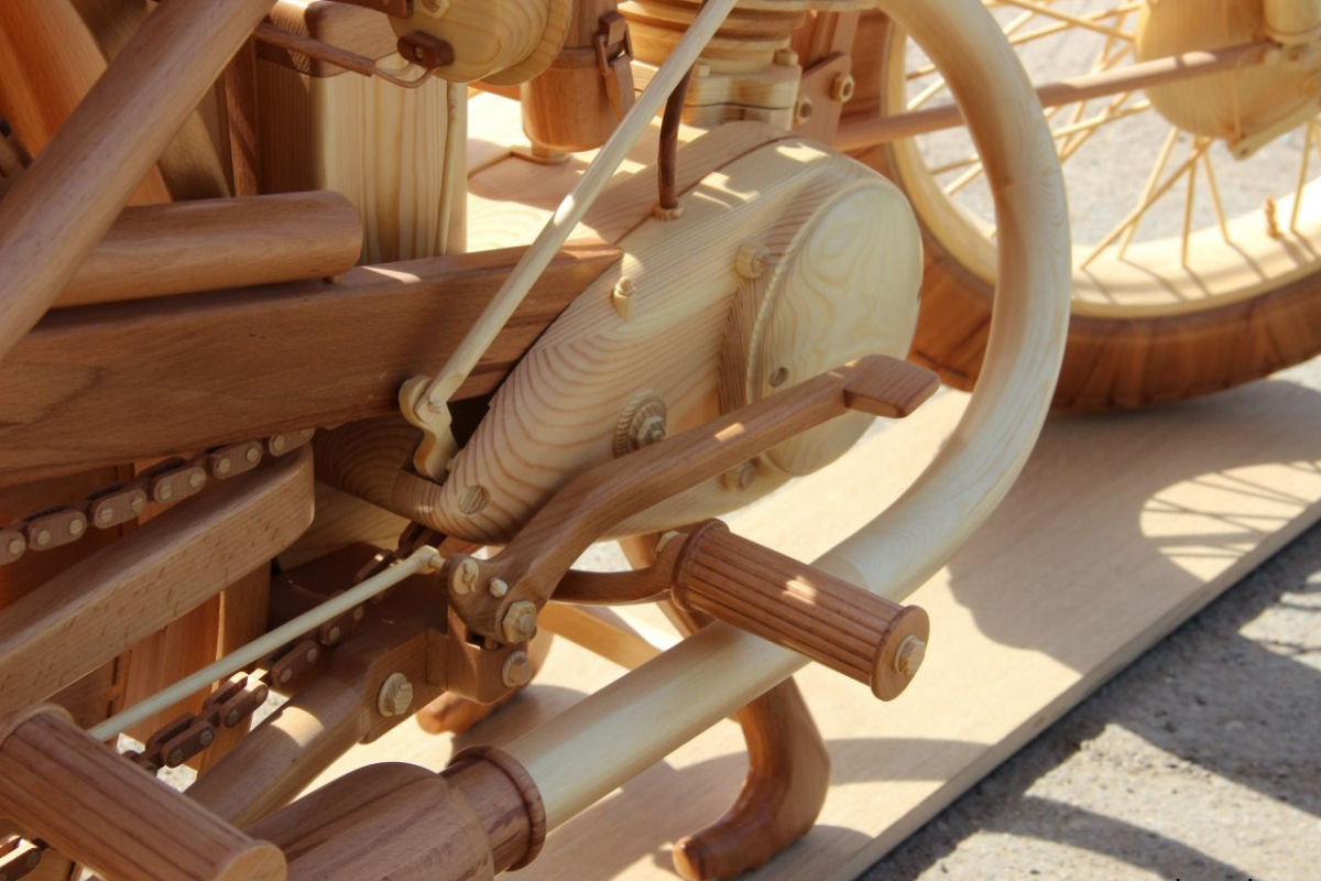 Carpinteiro russo criou uma rplica perfeita de moto sovitica de madeira 19