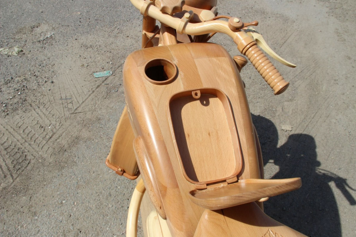Carpinteiro russo criou uma rplica perfeita de moto sovitica de madeira 20