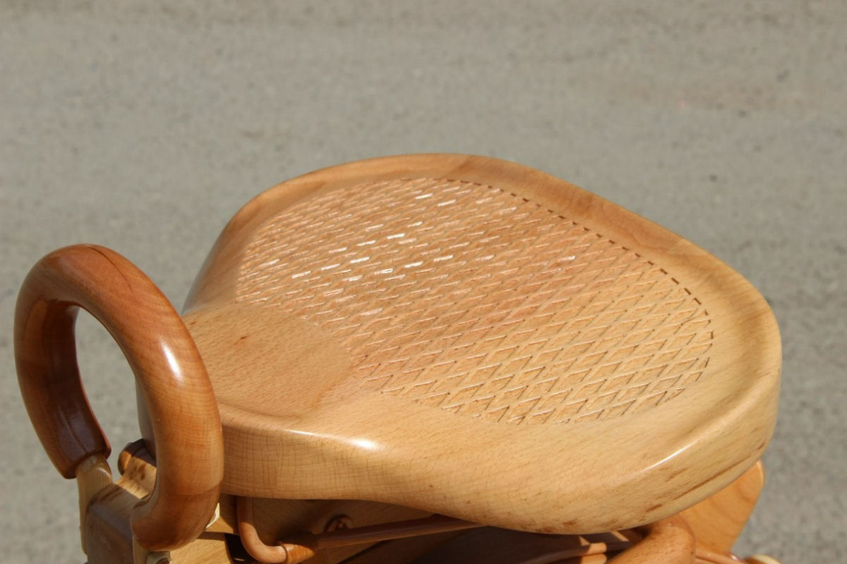 Carpinteiro russo criou uma rplica perfeita de moto sovitica de madeira 21