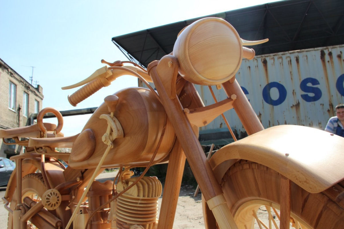 Carpinteiro russo criou uma rplica perfeita de moto sovitica de madeira 23