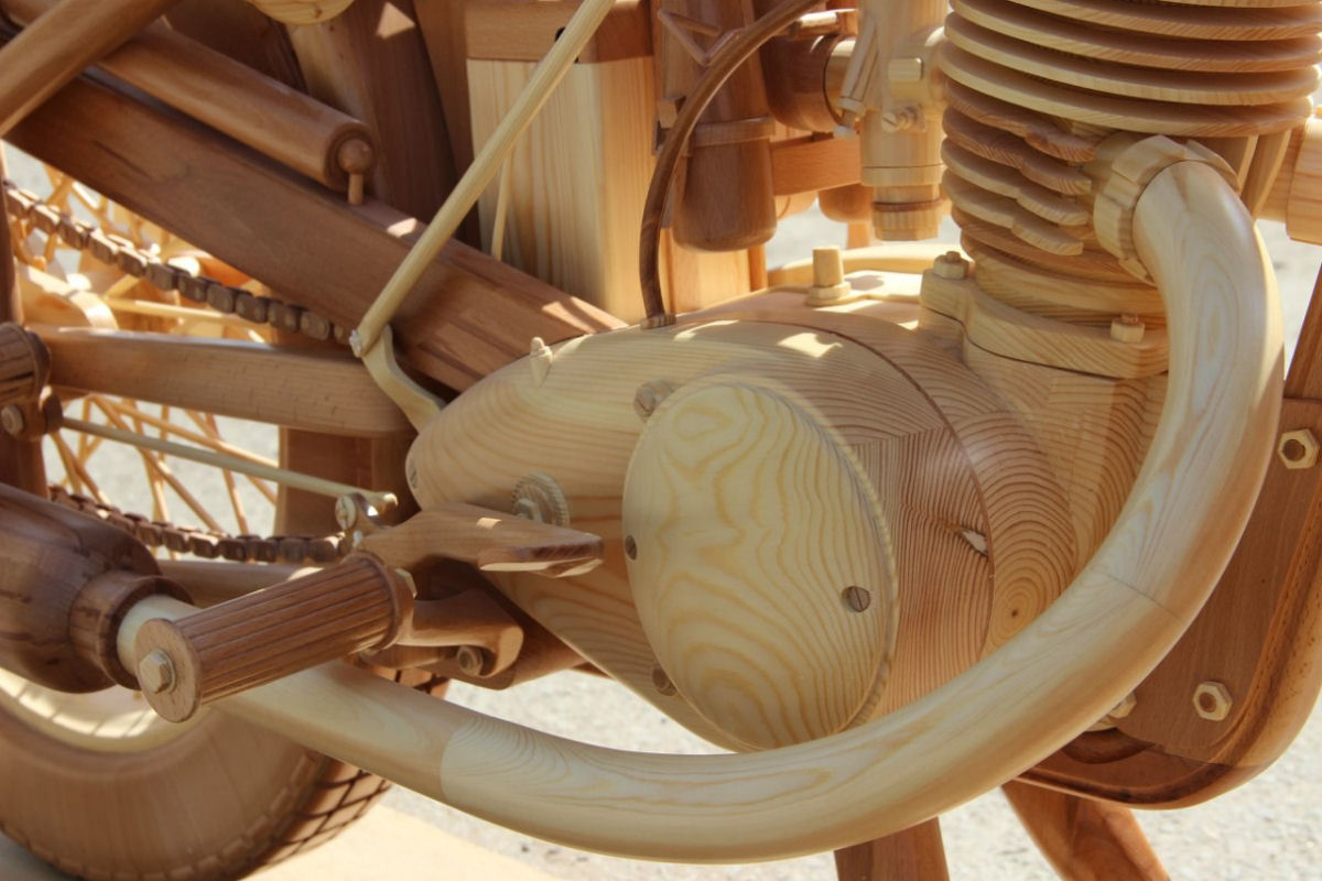 Carpinteiro russo criou uma rplica perfeita de moto sovitica de madeira 24
