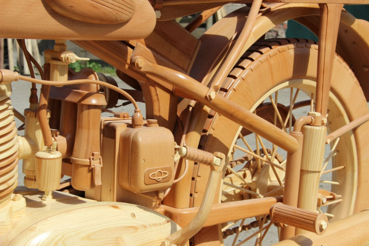 Carpinteiro russo criou uma rplica perfeita de moto sovitica de madeira 25
