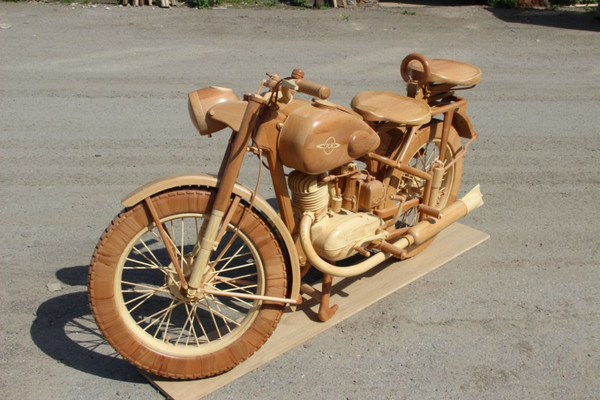 Carpinteiro russo criou uma rplica perfeita de moto sovitica de madeira 26