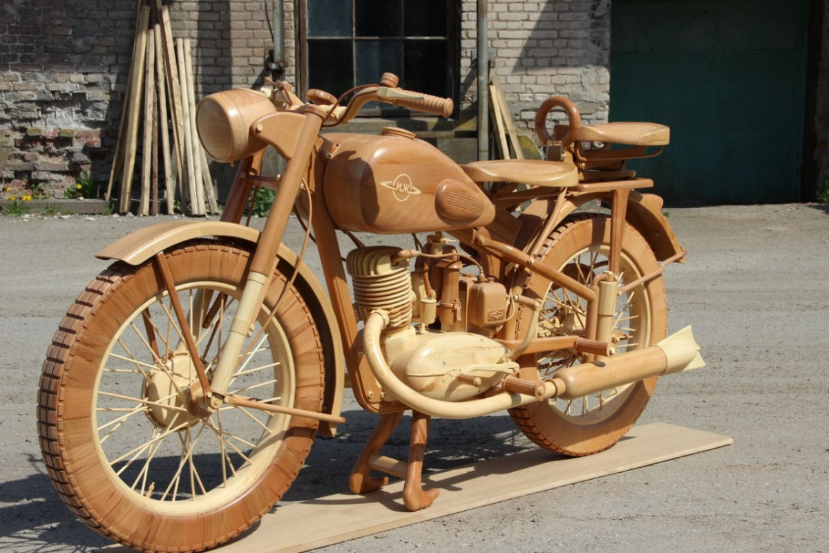 Carpinteiro russo criou uma rplica perfeita de moto sovitica de madeira 27