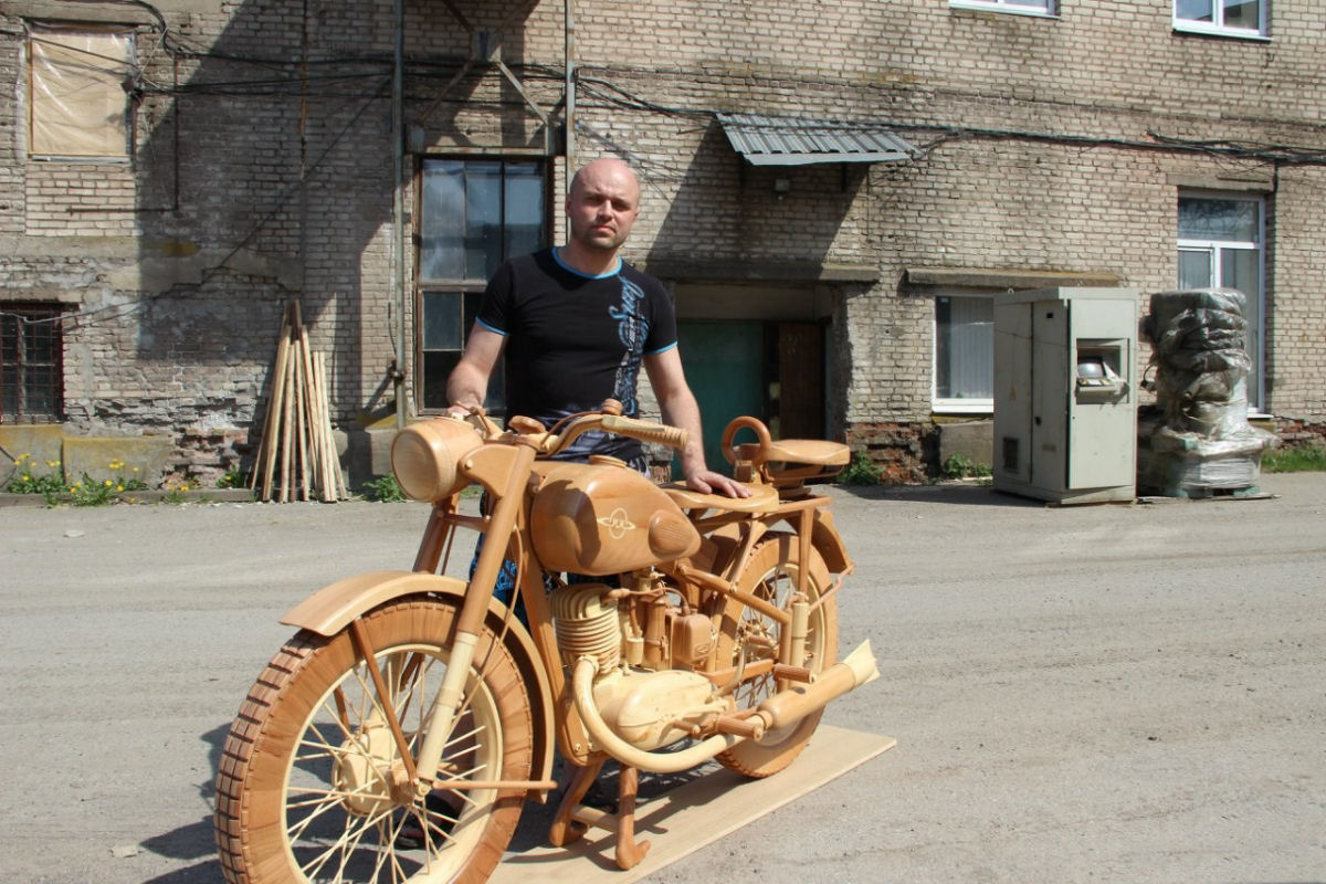 Carpinteiro russo criou uma rplica perfeita de moto sovitica de madeira 28