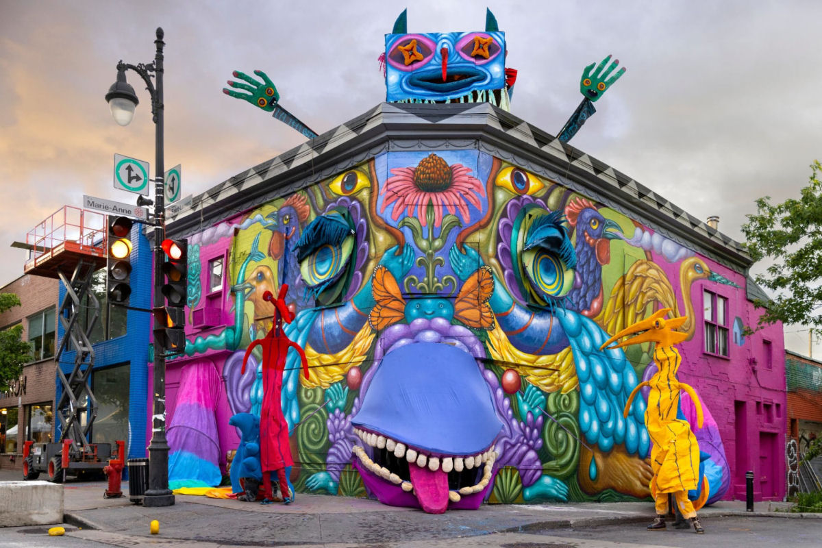 Um monstro brincalho e grotesco aparece em um mural de Montreal 01