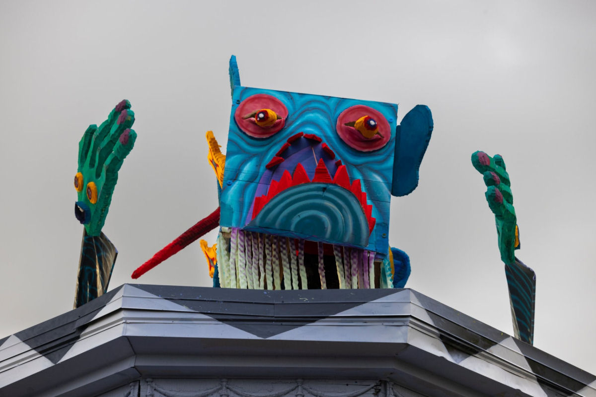 Um monstro brincalho e grotesco aparece em um mural de Montreal 04