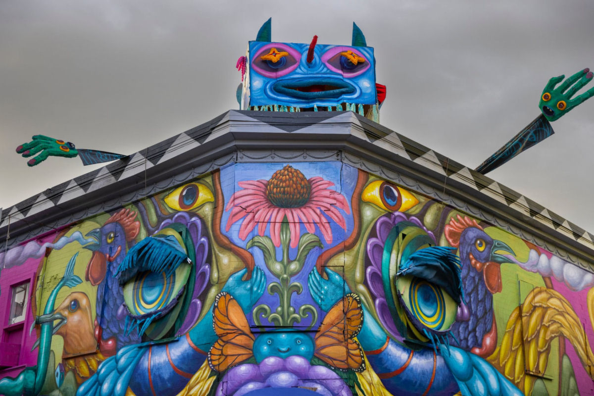 Um monstro brincalho e grotesco aparece em um mural de Montreal 05