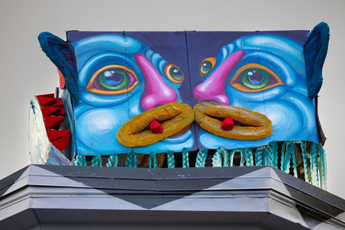 Um monstro brincalho e grotesco aparece em um mural de Montreal 06