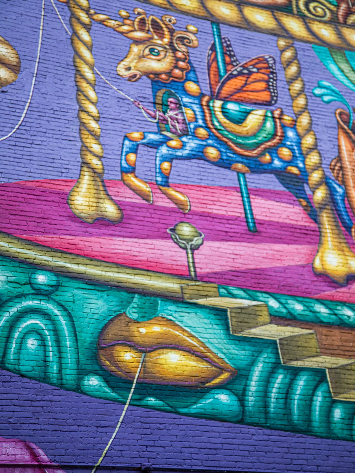 Um monstro brincalho e grotesco aparece em um mural de Montreal 07