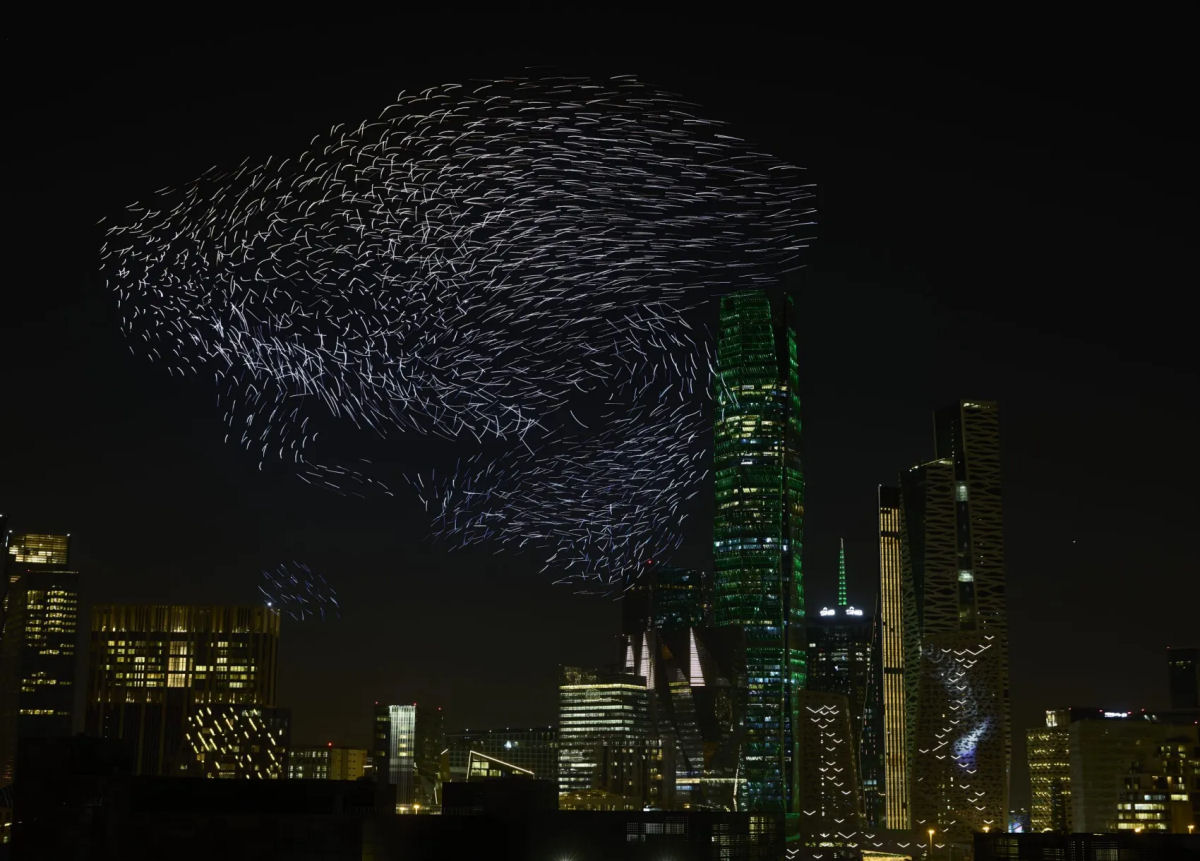 3.000 drones imitam murmúrios de estorninhos em instalação artística que quebra recordes