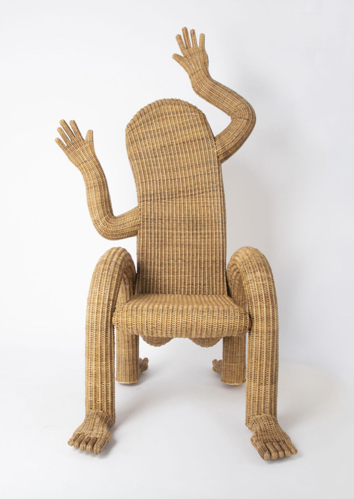 Cadeiras divertidas personificam os humanos que se sentam nelas 02