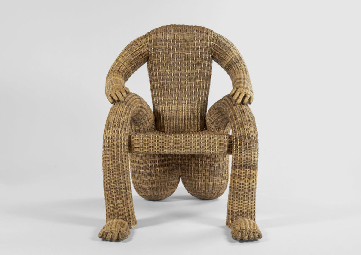 Cadeiras divertidas personificam os humanos que se sentam nelas 13