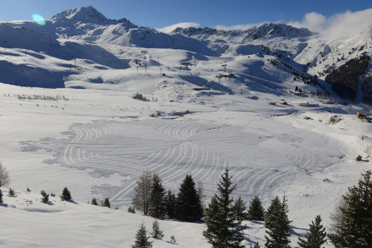 Os belos desenhos geomtricos expansivos pisoteados na neve