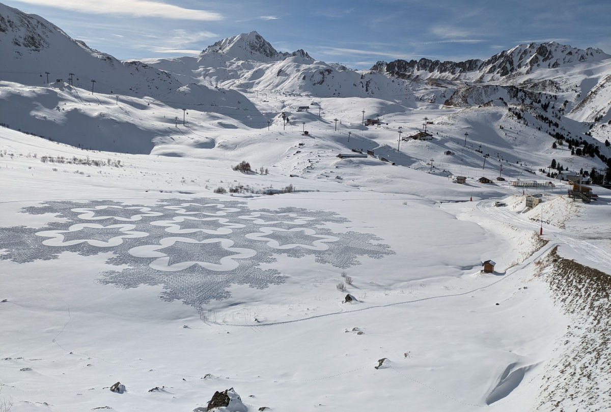 Os belos desenhos geomtricos expansivos pisoteados na neve