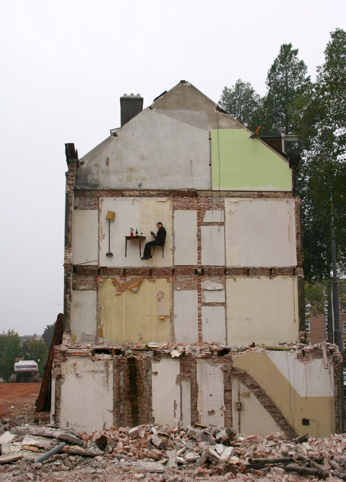 Artista performático vive cenas domésticas suspensas em edifícios em ruínas 03