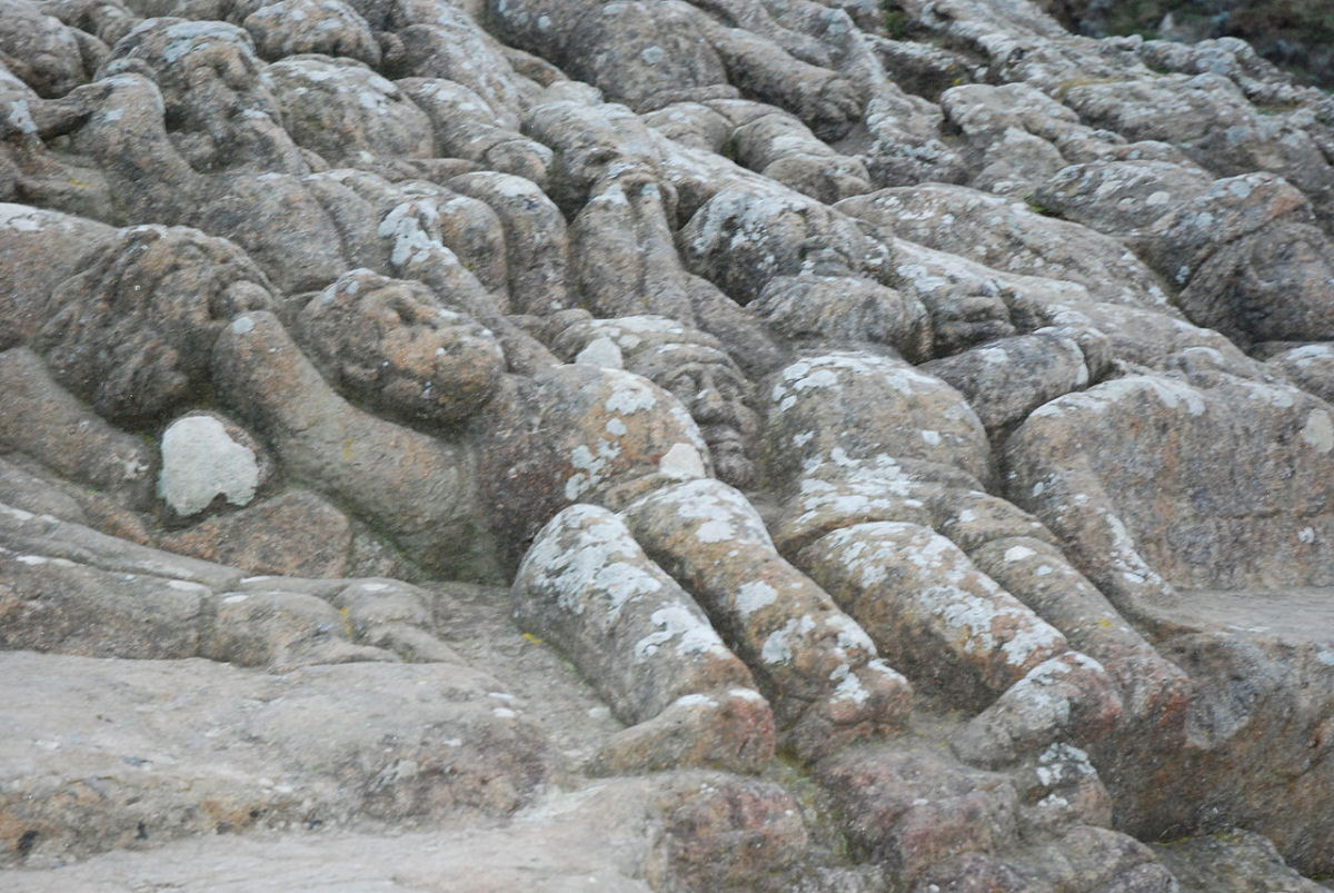 A arte bruta esculpida nas rochas por um padre francs do incio do Sculo XX