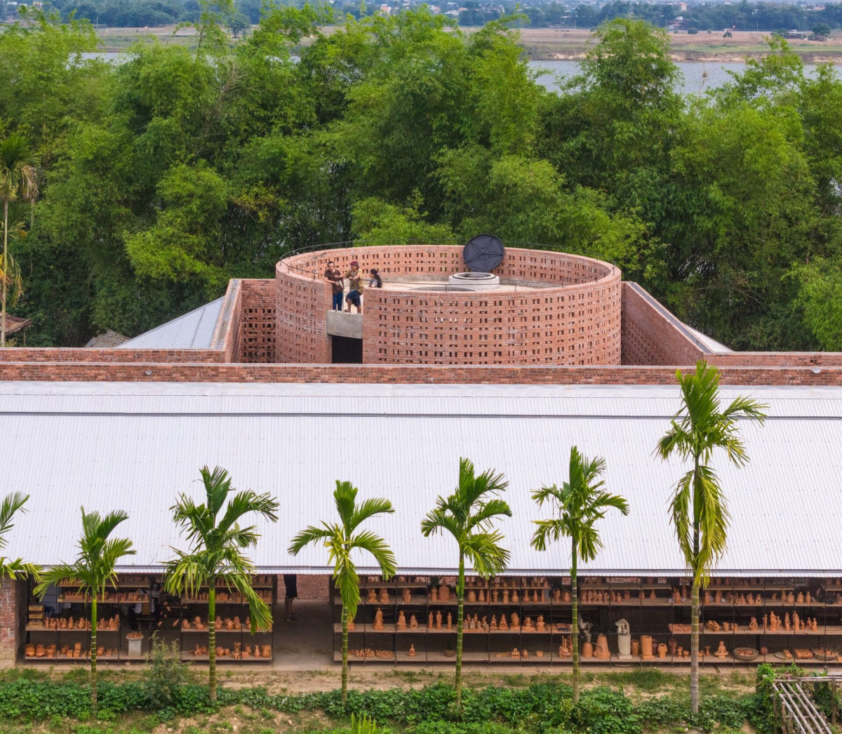 Oficina de terracota recebe uma impressionante reforma com tijolos de barro no Vietn 03