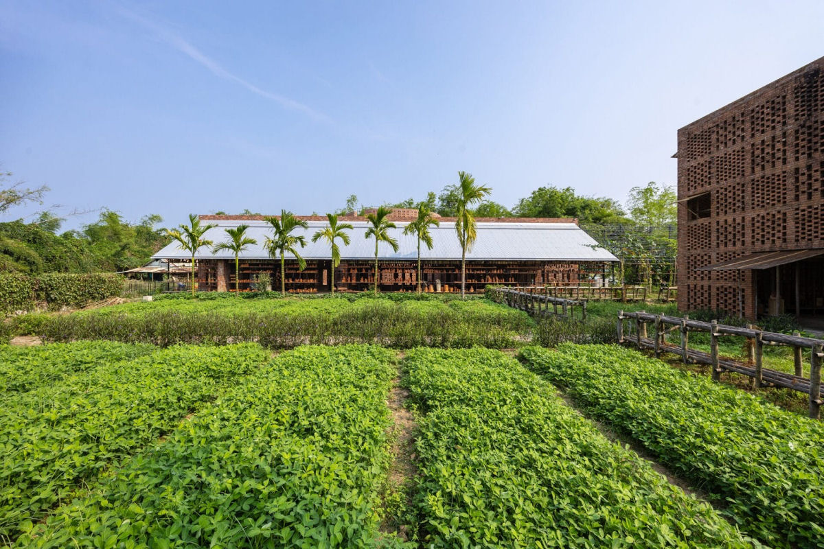 Oficina de terracota recebe uma impressionante reforma com tijolos de barro no Vietn 05