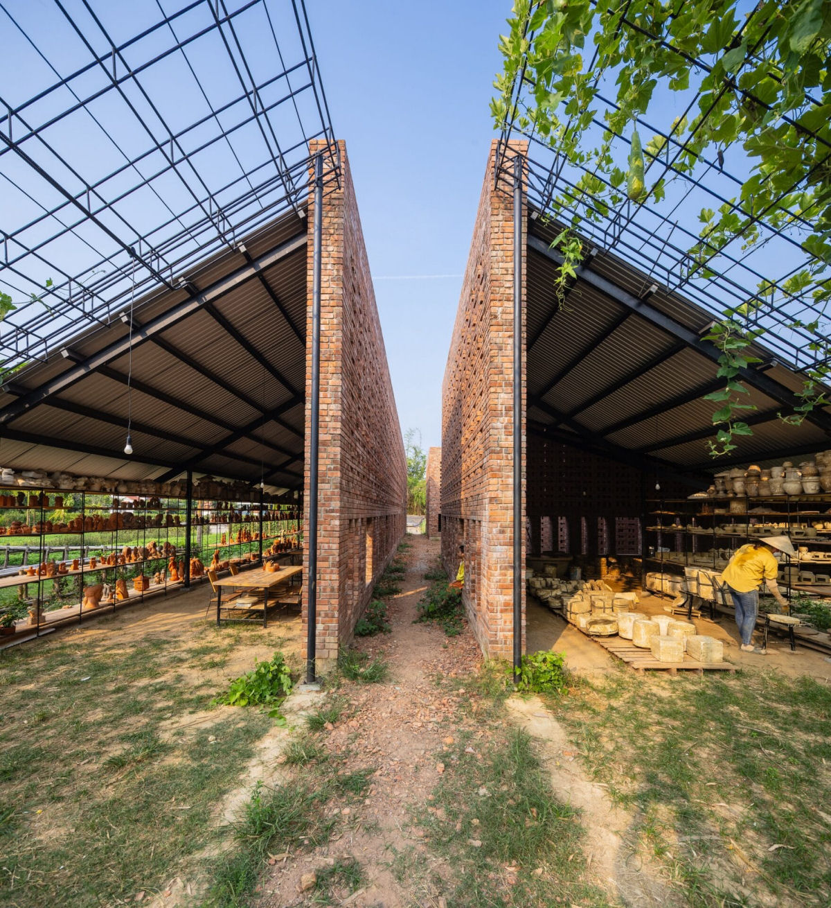 Oficina de terracota recebe uma impressionante reforma com tijolos de barro no Vietn 06