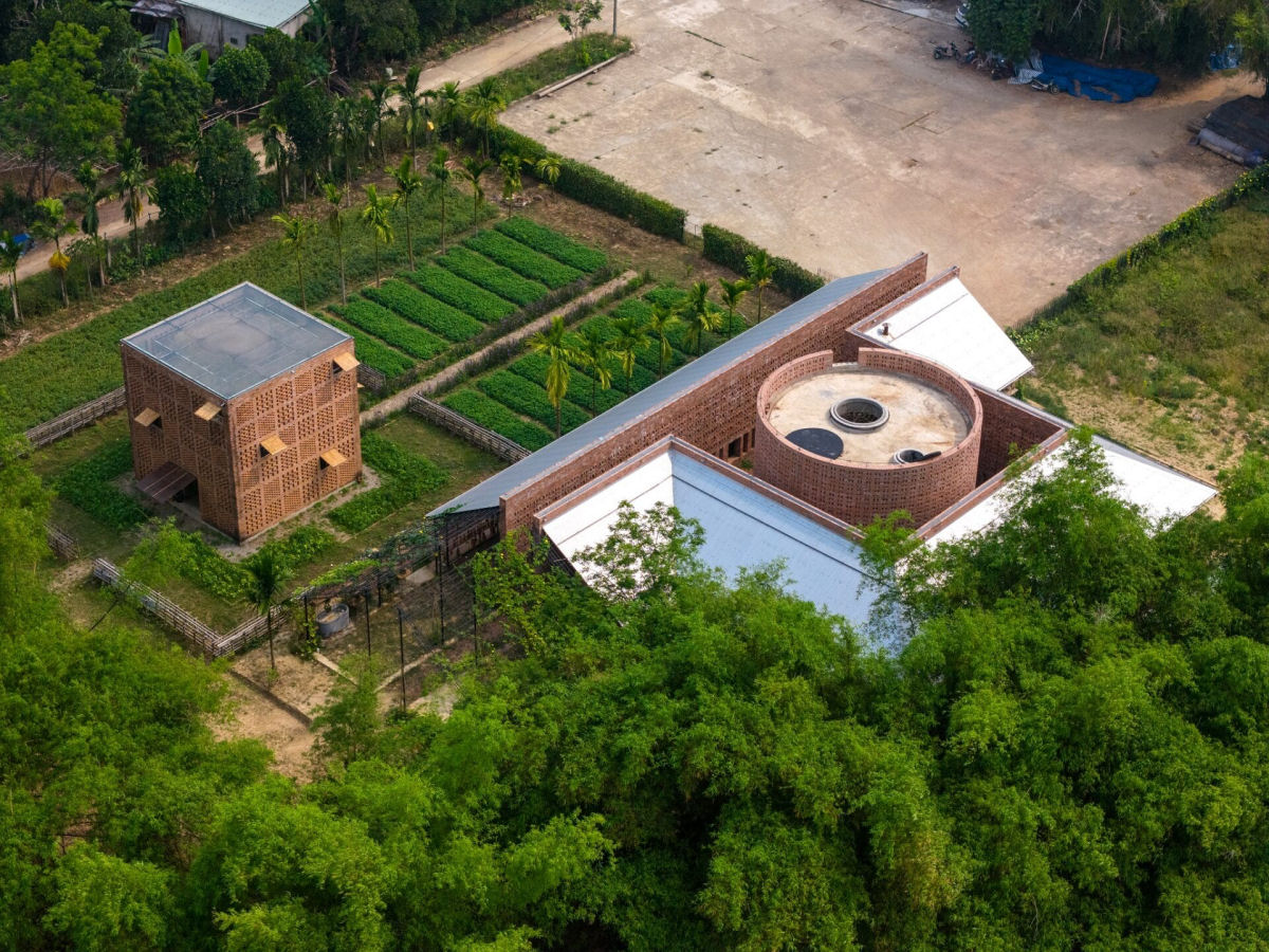 Oficina de terracota recebe uma impressionante reforma com tijolos de barro no Vietn 09