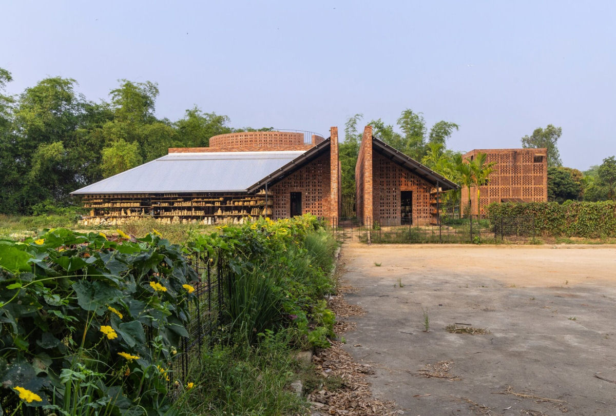 Oficina de terracota recebe uma impressionante reforma com tijolos de barro no Vietn 11