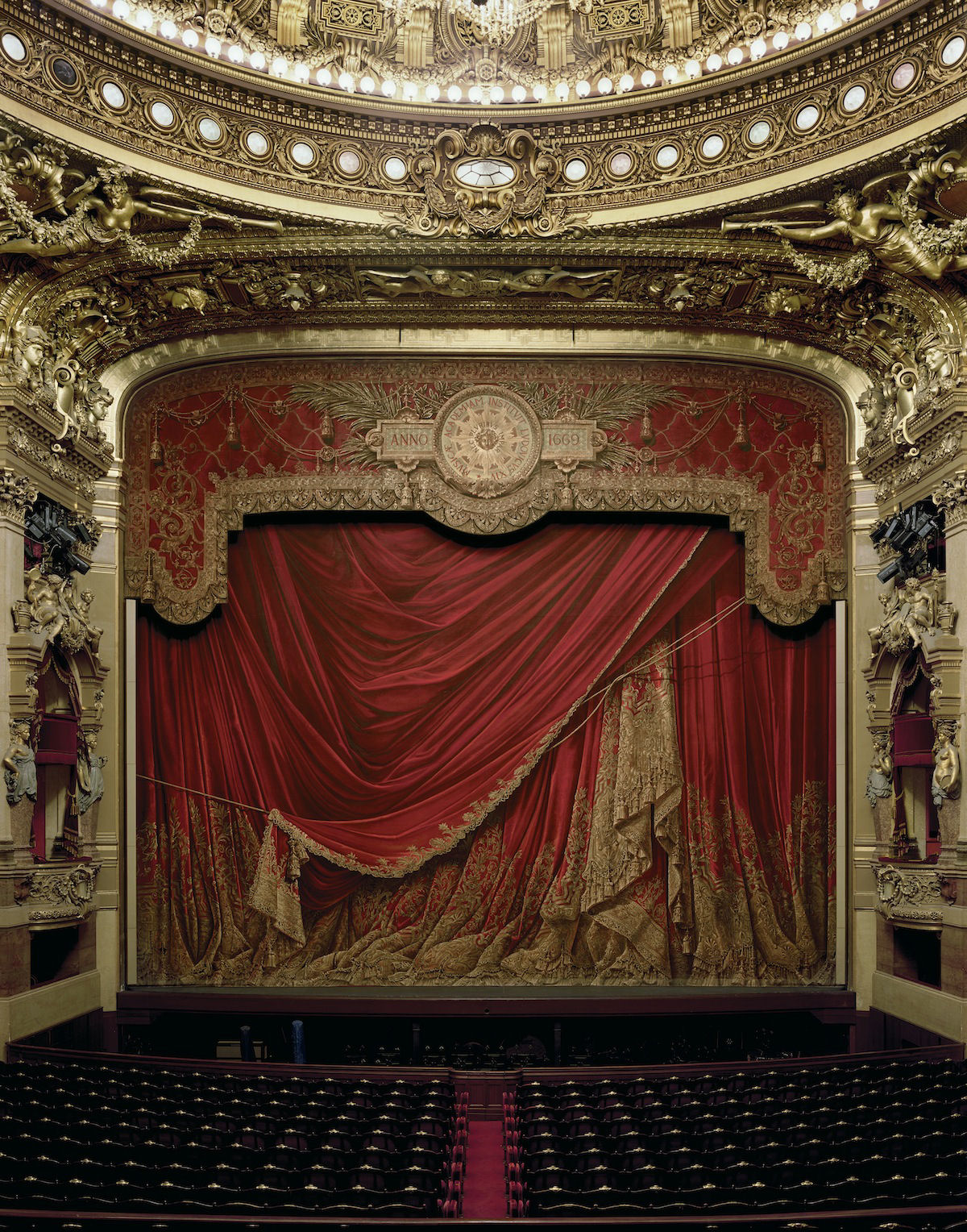 Fotografias de grande formato capturam ornamentada casas de ópera de todo o mundo 03