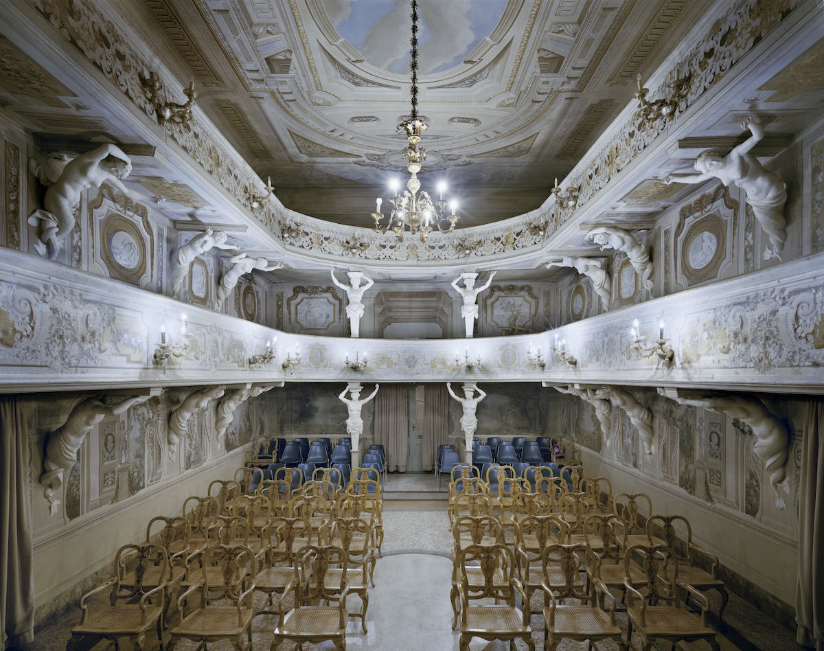 Fotografias de grande formato capturam ornamentada casas de ópera de todo o mundo 06