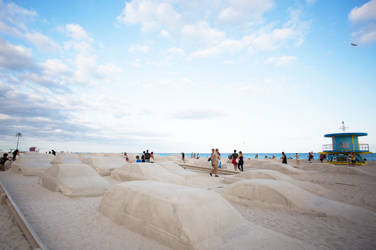 Um engarrafamento de carros de areia est bloqueando umna praia em Miami