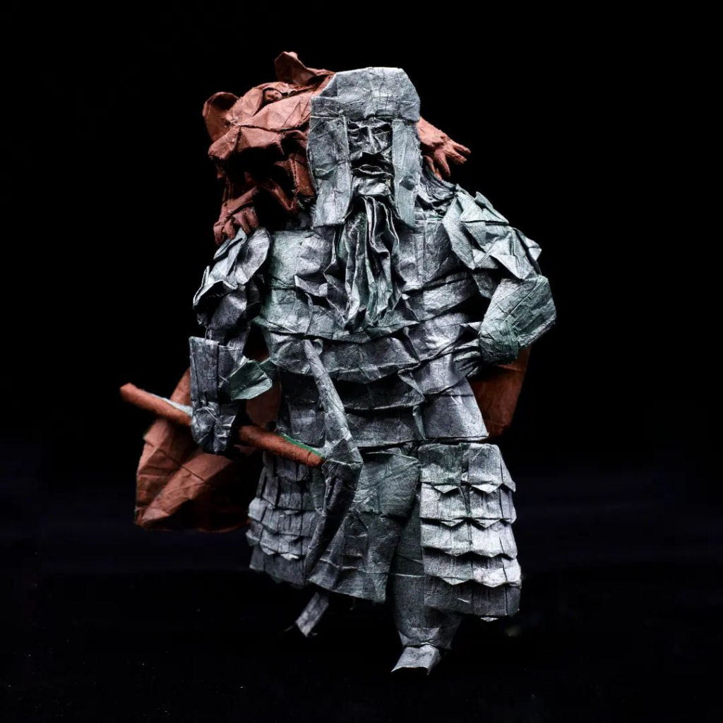 Artista do origami cria uma escultura de caador de drages a partir de uma nica folha de papel 07
