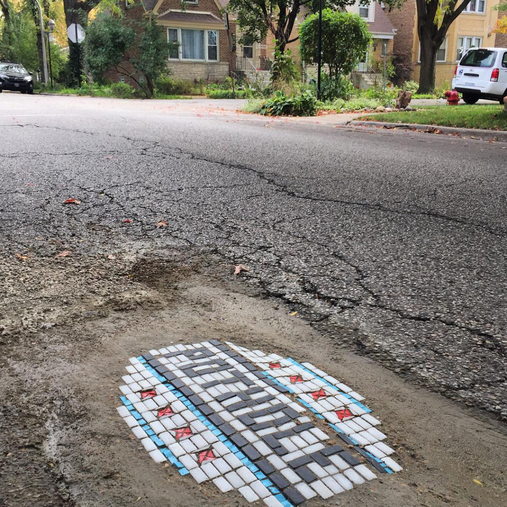 Artista urbano de Chicago transforma buracos na rua em obras de arte
