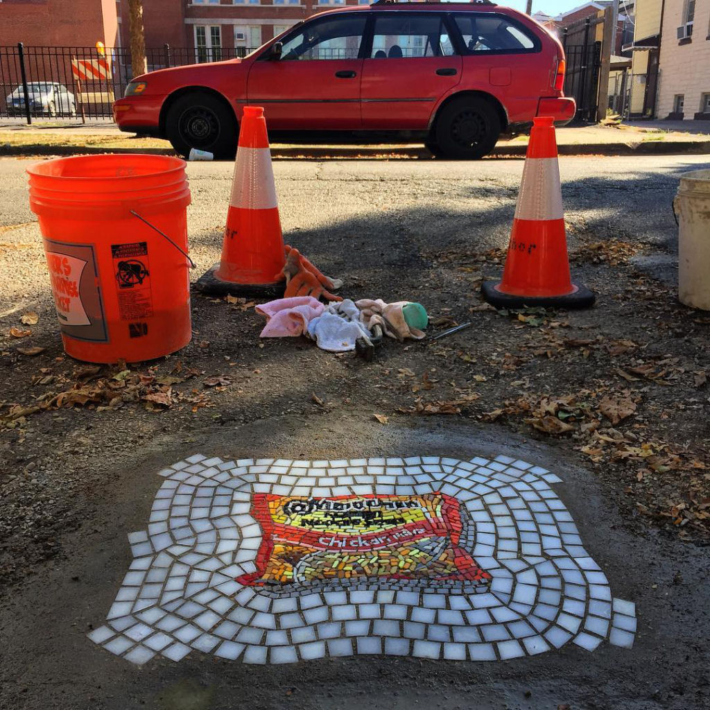 Artista urbano de Chicago transforma buracos na rua em obras de arte