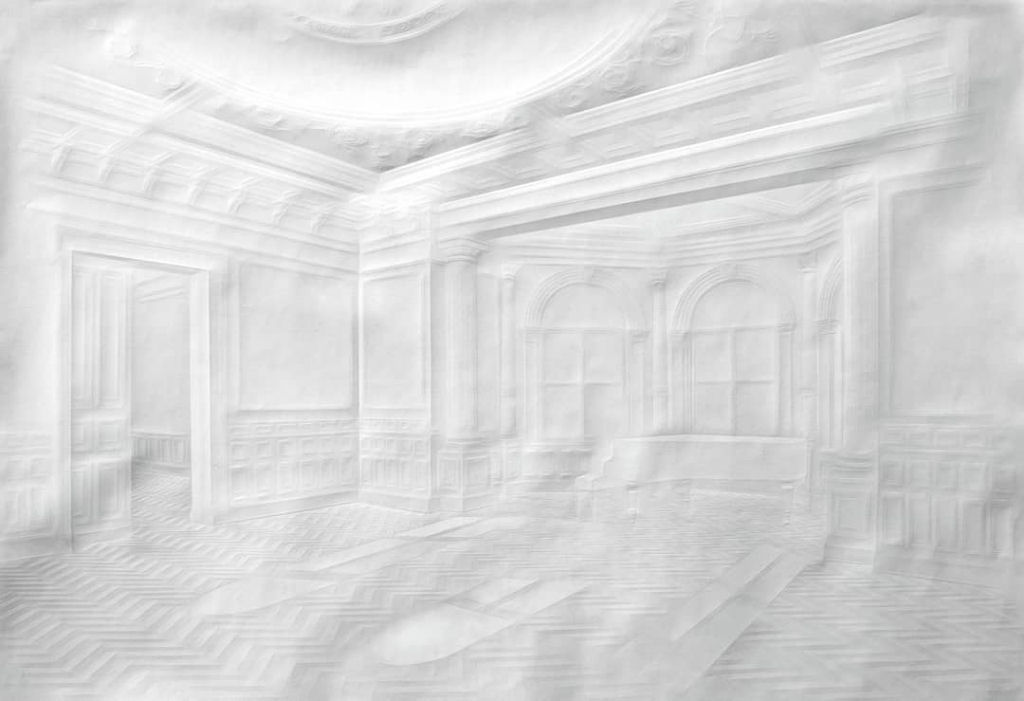 Dobras meticulosas formam espaos ornamentados e labirnticos com relevos no papel 01