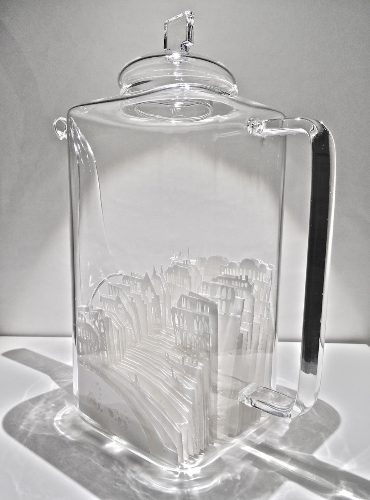Jarros e vasos de vidro encerram esculturas de papel arquitetnicas 10