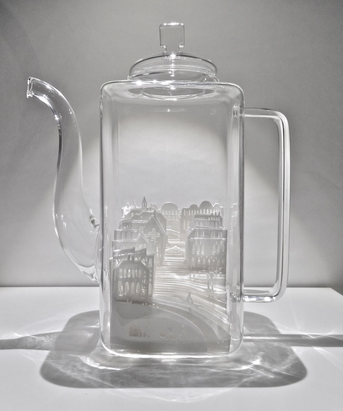 Jarros e vasos de vidro encerram esculturas de papel arquitetnicas 11