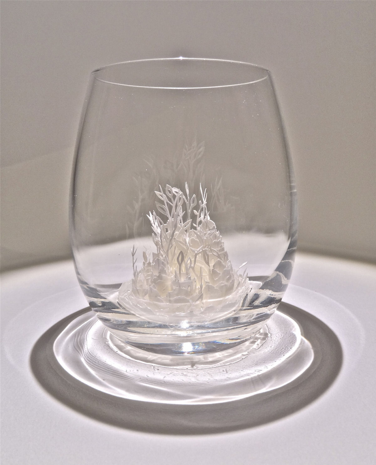 Jarros e vasos de vidro encerram esculturas de papel arquitetnicas 12