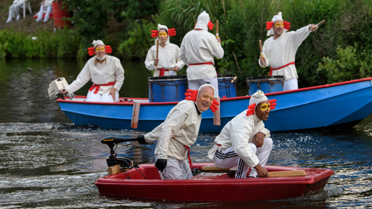 Um desfile flutuante celebra o pintor Hieronymus Bosch em um espetacular evento aqutico 06