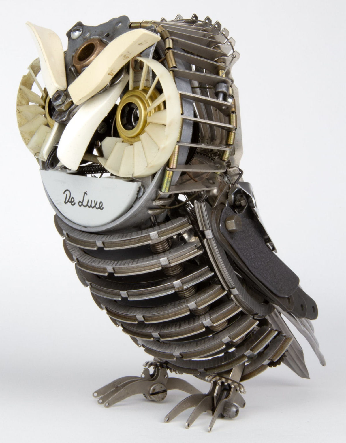 Sucata de máquinas de escrever ganham nova vida como incríveis esculturas de pássaros 02