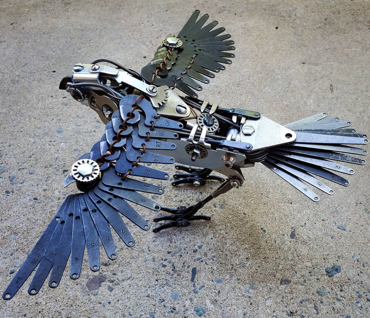 Sucata de máquinas de escrever ganham nova vida como incríveis esculturas de pássaros 04