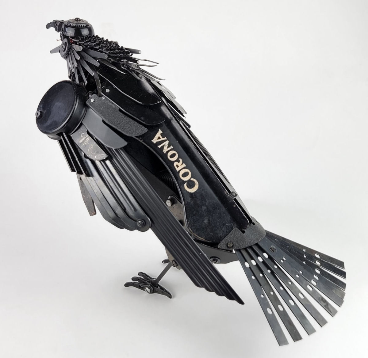 Sucata de máquinas de escrever ganham nova vida como incríveis esculturas de pássaros 05