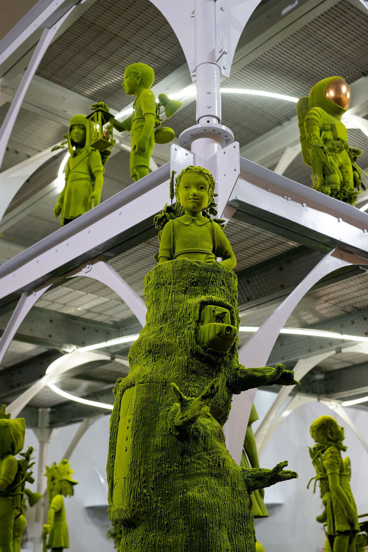 As cativantes esculturas de pessoas de musgo no interior da Finlndia 11