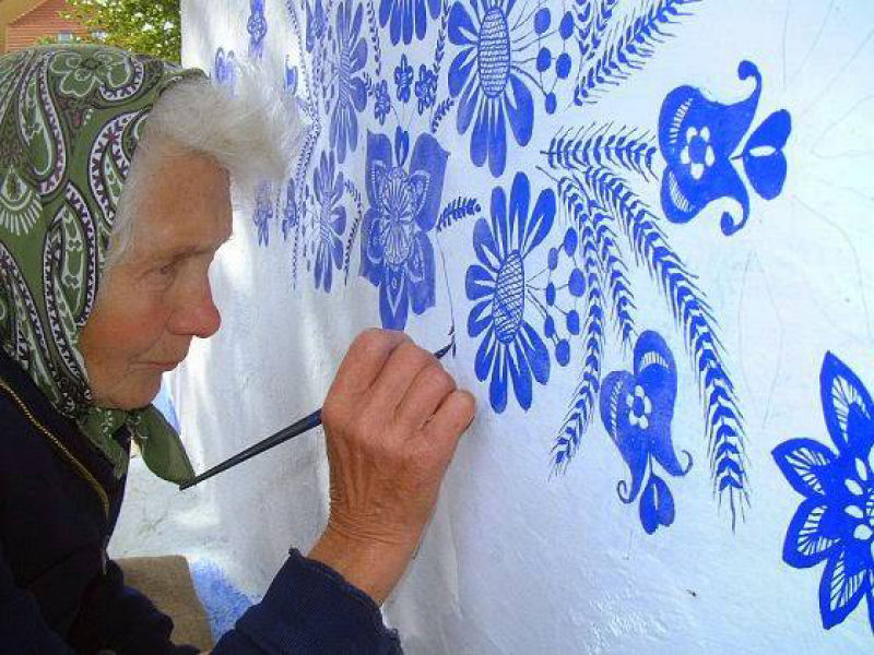 Esta senhora de 87 anos adora fazer pinturas florais mobilirias e ela  incrivelmente boa no que faz 03