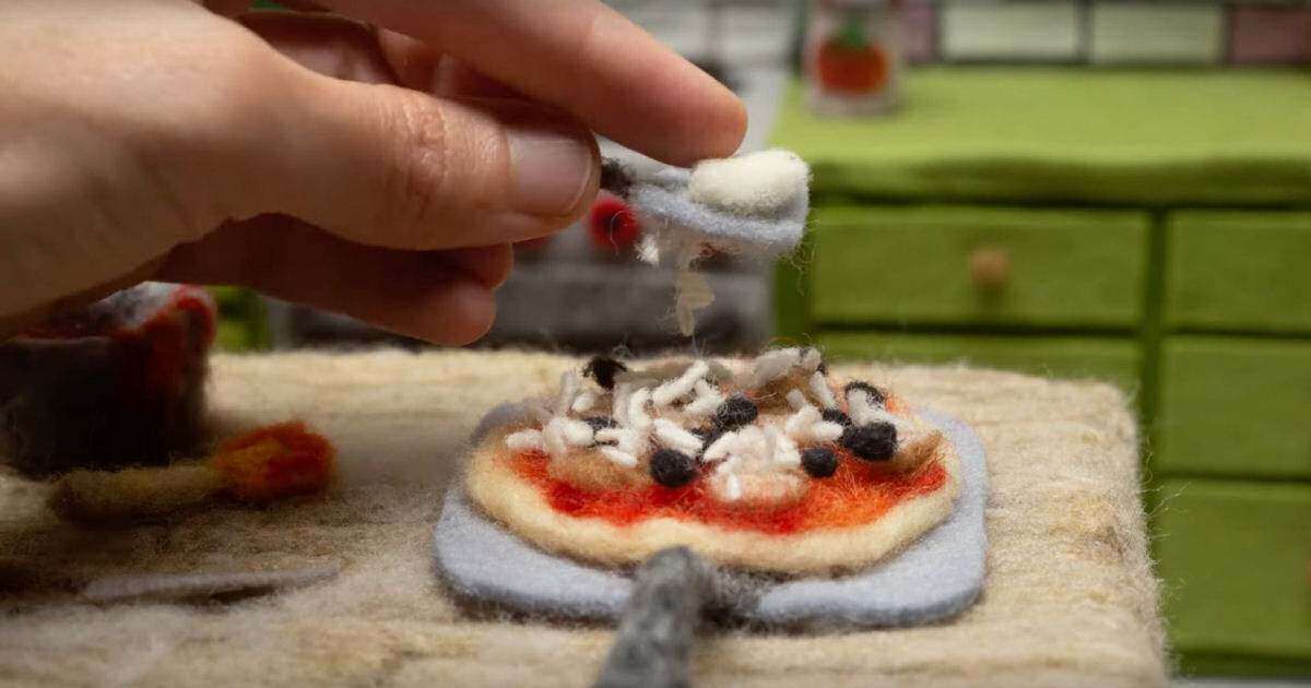 Curta em stop-motion mostra a preparação de uma pizza com lã