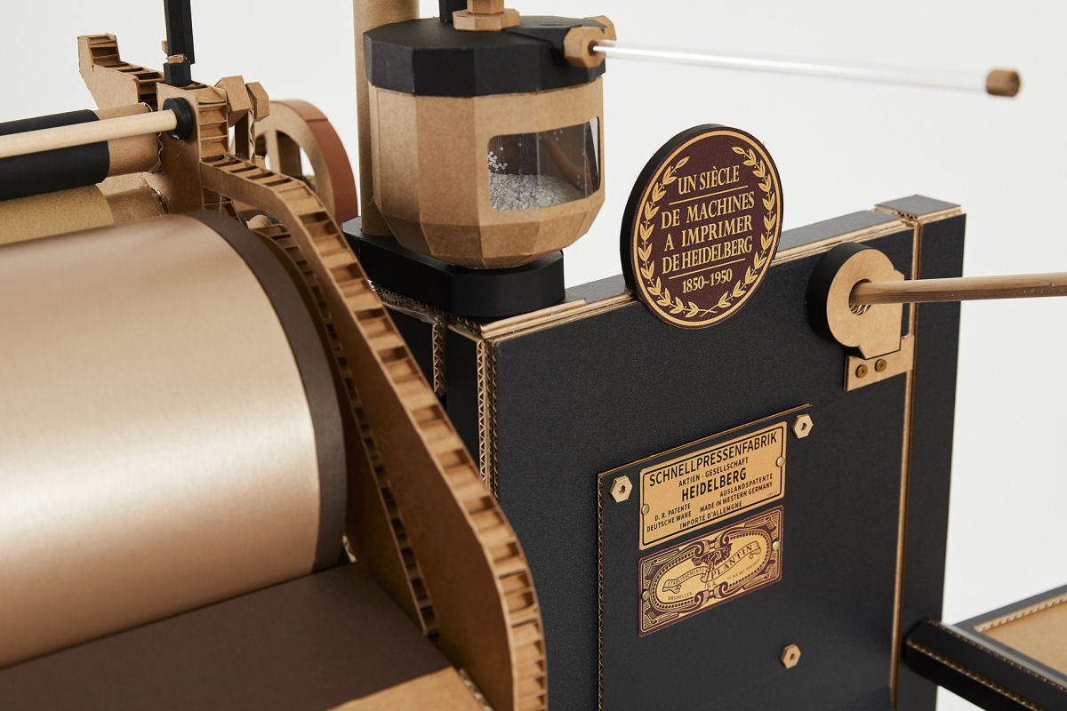 Réplica de papel recria a icônica impressora tipográfica Heidelberg em escala real 04