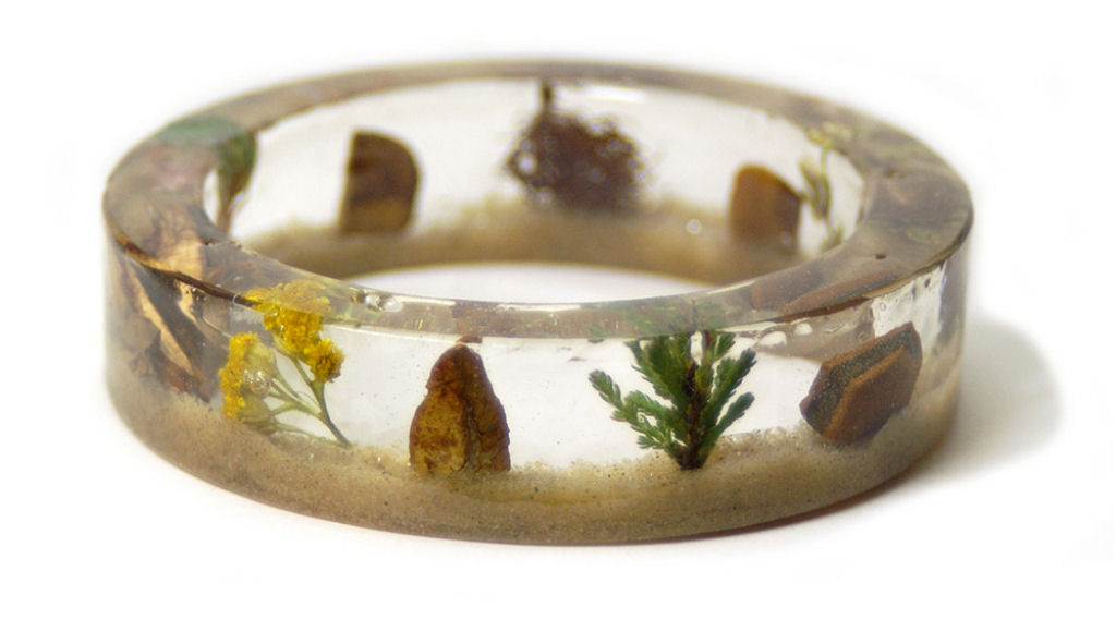 Belas pulseiras de resina feitas a mo preenchidas com flores e plantas 02