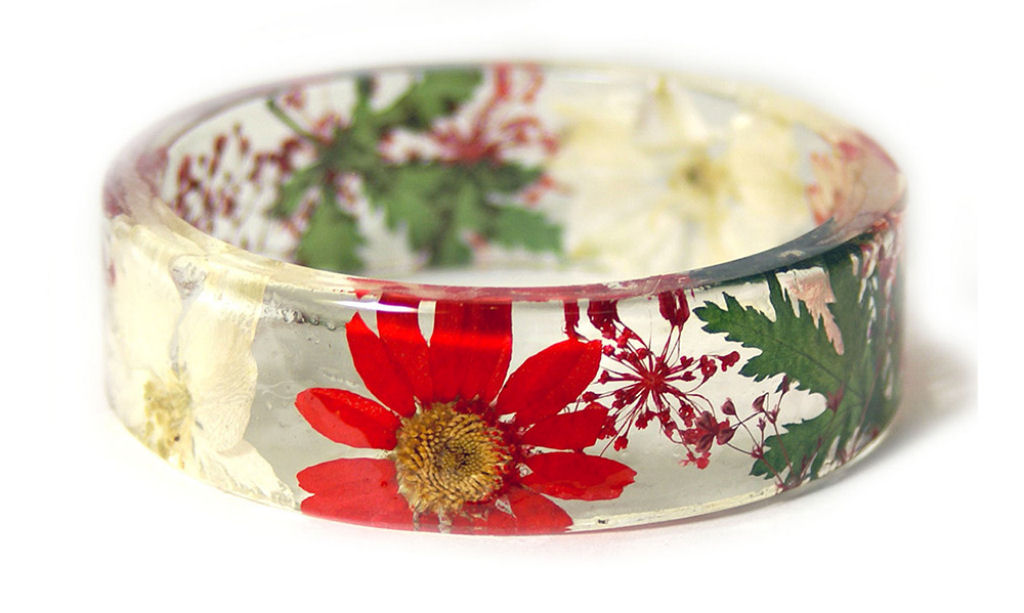 Belas pulseiras de resina feitas a mo preenchidas com flores e plantas 04